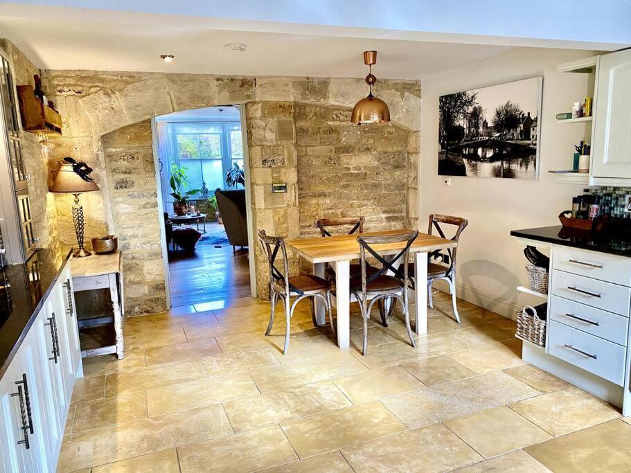 Historic Cotswold Chic Style For Uk Staycation Bourton-on-the-Water Extérieur photo